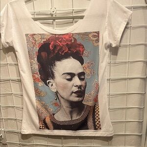 This is a white cut neck t-shirt featuring a graphic print of Frida Kahlo.